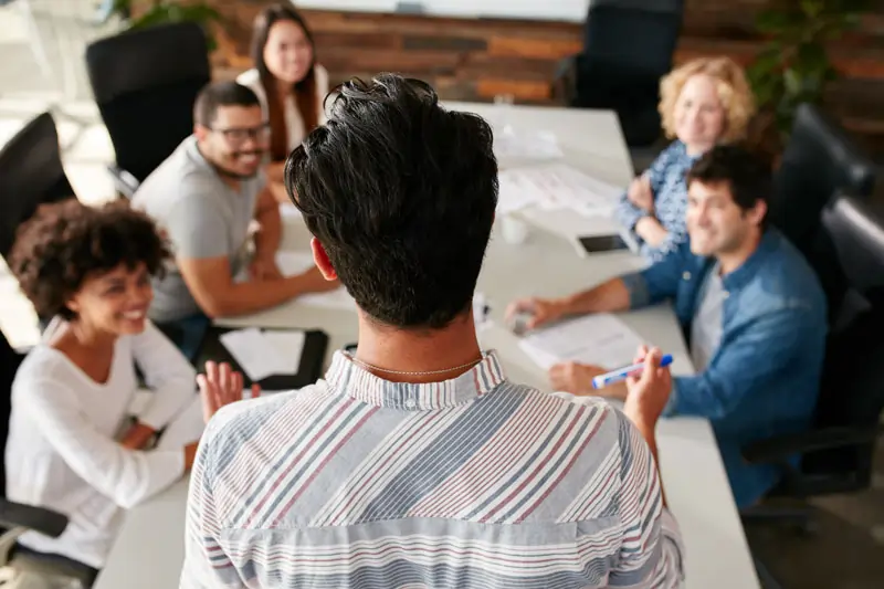 Ein Team bei einer Besprechung im Büro.
